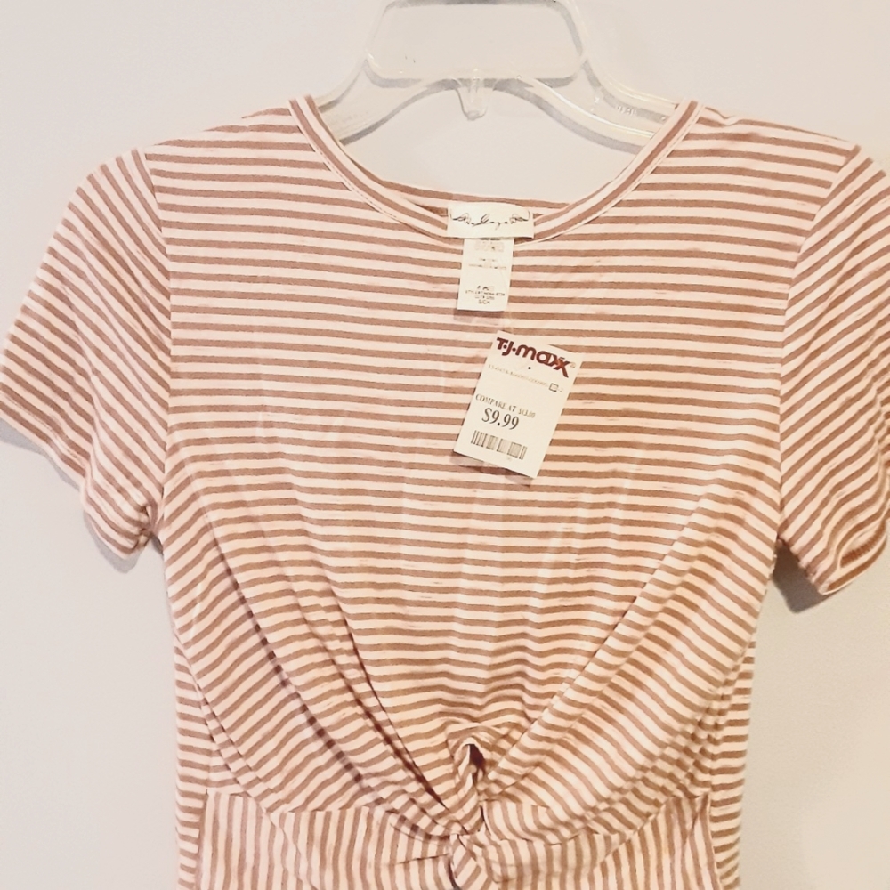 Short sleeve knotted crop top